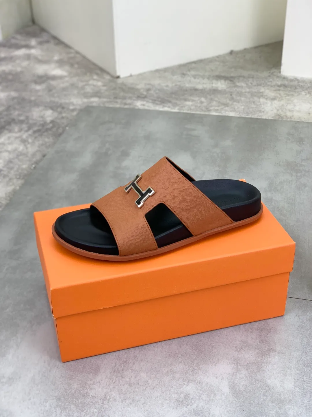 Men's shoes 💰P440 New [HERMES] high-end quality new Hermès slippers, made of imported calfskin, wear-resistant and non-slip rubber outsole. Fashionable and elegant code number: 39-44 (38 45 46 customized)